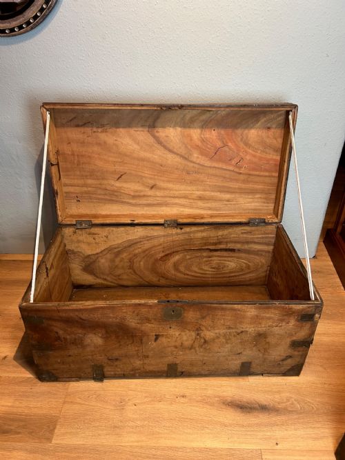 CAMPHOR WOOD CAMPAIGN TRUNKCHEST WITH BRASS FITTINGS CARRYING HANDLES CIRCA 1880 - ADDITIONAL PHOTO 4