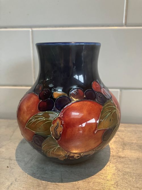 WILLIAM MOORCROFT STAMPED SIGNED VINTAGE POMEGRANATE COBALT BLUE DESIGN VASE - ADDITIONAL PHOTO 1