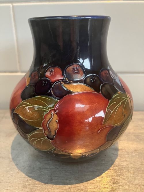 WILLIAM MOORCROFT STAMPED SIGNED VINTAGE POMEGRANATE COBALT BLUE DESIGN VASE - ADDITIONAL PHOTO 2