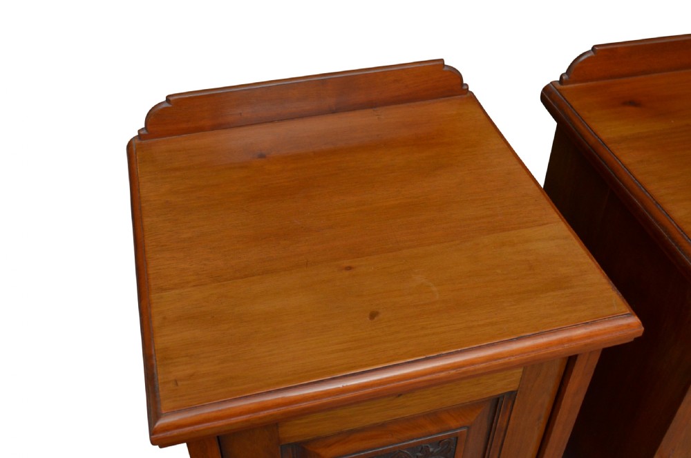 Pair of Late Victorian Bedside Cabinets in Walnut View III
