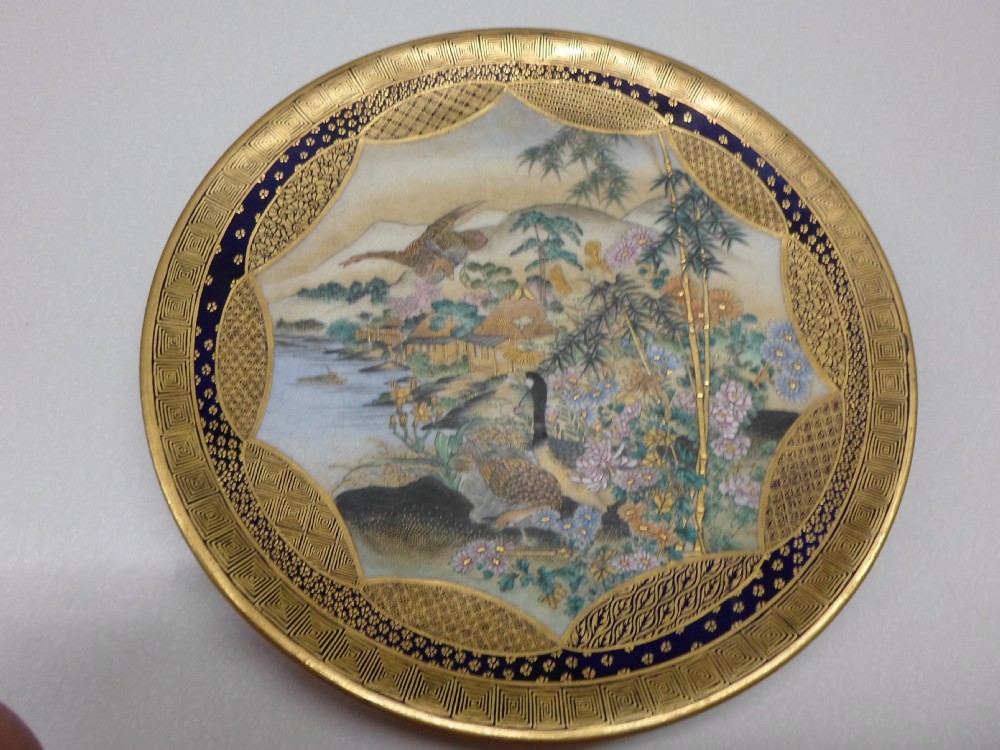 FINE QUALITY JAPANESE SATSUMA PLATE GOLD SOUZAN SIGNATURE View II