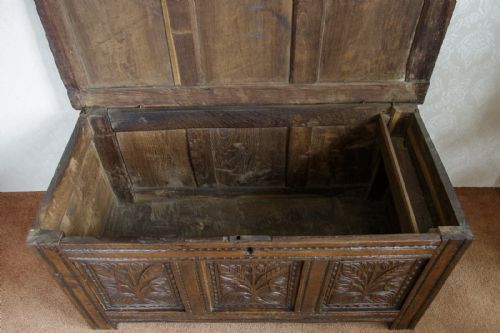 GOOD 17TH CENTURY OAK COFFER WITH EXCELLENT PATINA - ADDITIONAL PHOTO 2