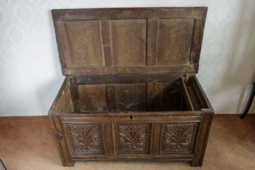 GOOD 17TH CENTURY OAK COFFER WITH EXCELLENT PATINA - ADDITIONAL PHOTO 5