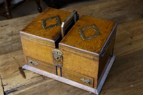 oak gentlemans cigar box with various compartments - CATEGORY: ANTIQUE BOXES - DATED 19TH CENTURY