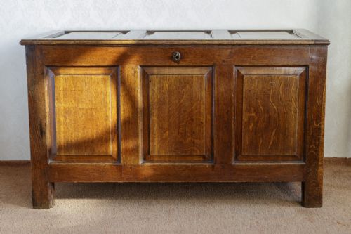 VERY FINE EARLY 18TH CENTURY OAK PANELLED COFFER - ADDITIONAL PHOTO 1