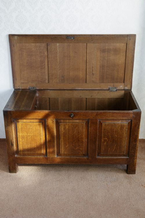 VERY FINE EARLY 18TH CENTURY OAK PANELLED COFFER - ADDITIONAL PHOTO 2