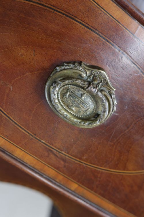ANTIQUE SERPENTINE SIDEBOARD IN MAHOGANY - ADDITIONAL PHOTO 4