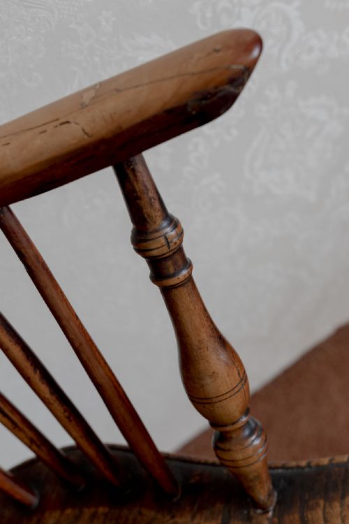 AN ANTIQUE STICKBACK WINDSOR CHAIR - ADDITIONAL PHOTO 4