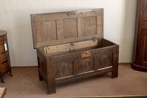 GOOD LATE 17TH OR EARLY 18TH CENTURY COFFER - ADDITIONAL PHOTO 4