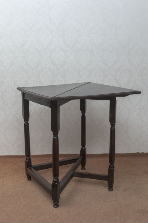 17th century oak envelope corner table - CATEGORY: ANTIQUE TABLES - DATED 18TH CENTURY