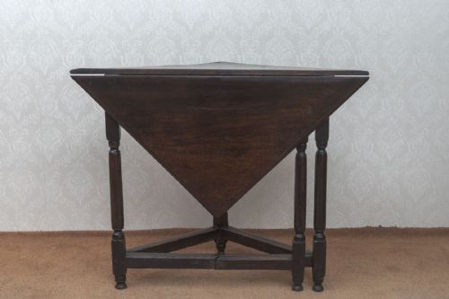 17TH CENTURY OAK ENVELOPE CORNER TABLE - ADDITIONAL PHOTO 4