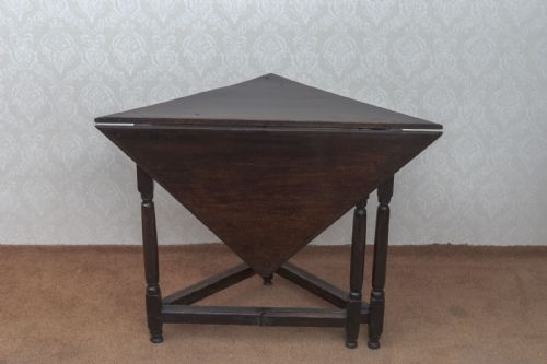 17TH CENTURY OAK ENVELOPE CORNER TABLE - ADDITIONAL PHOTO 5