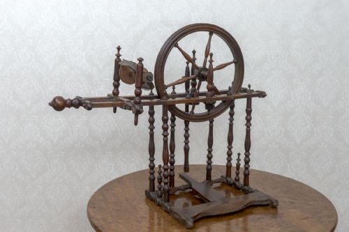 a spinning wheel of small size - CATEGORY: ANTIQUE MISCELLANEOUS - DATED 18TH CENTURY