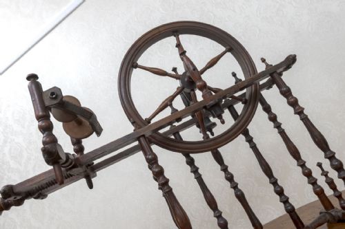 A SPINNING WHEEL OF SMALL SIZE - ADDITIONAL PHOTO 1