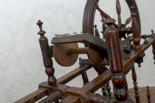 A SPINNING WHEEL OF SMALL SIZE - ADDITIONAL PHOTO 2