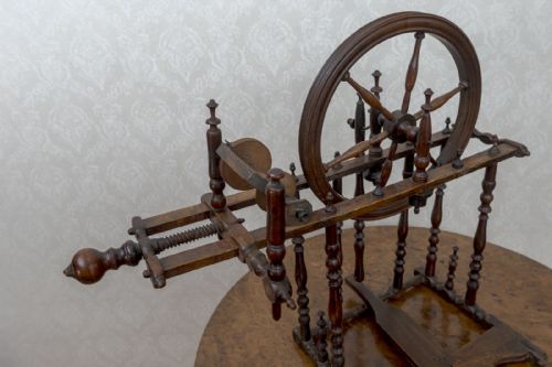 A SPINNING WHEEL OF SMALL SIZE - ADDITIONAL PHOTO 3