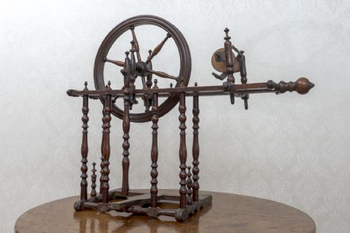 A SPINNING WHEEL OF SMALL SIZE - ADDITIONAL PHOTO 4