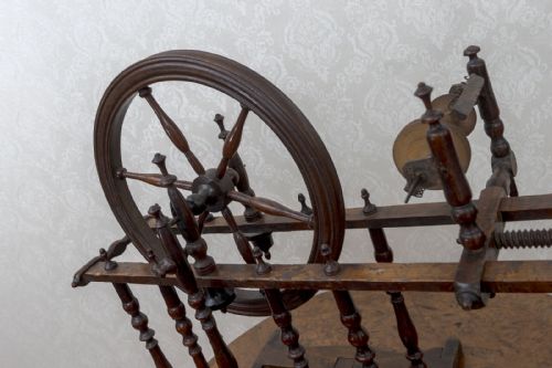 A SPINNING WHEEL OF SMALL SIZE - ADDITIONAL PHOTO 5