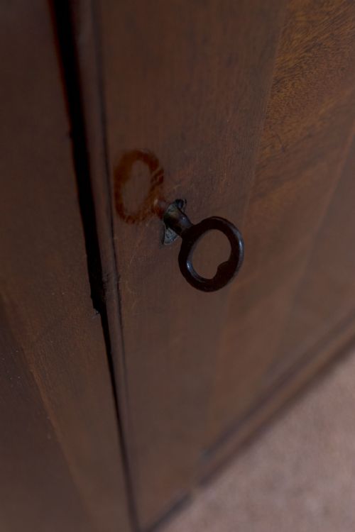 18TH CENTURY MAHOGANY CORNER CUPBOARD - ADDITIONAL PHOTO 4