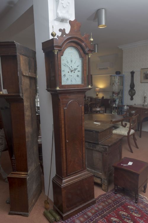 eight day mahogany clock with second hand - CATEGORY: ANTIQUE CLOCKS - DATED 19TH CENTURY