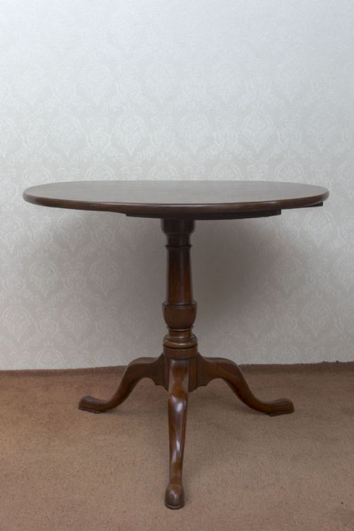 very good 18th century circular tripod table in mahogany - CATEGORY: ANTIQUE TABLES - DATED 18TH CENTURY