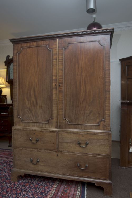 EXTREMELY FINE GEORGE III PRESS CUPBOARD OF SMALL SIZE - ADDITIONAL PHOTO 1