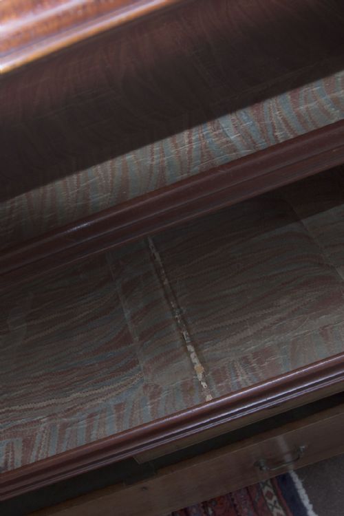 EXTREMELY FINE GEORGE III PRESS CUPBOARD OF SMALL SIZE - ADDITIONAL PHOTO 3