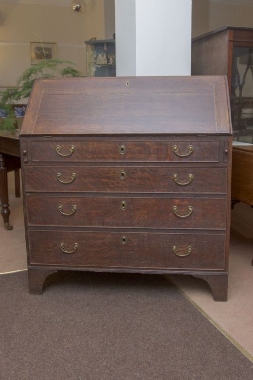 georgian oak bureau of small size - CATEGORY: ANTIQUE BUREAU - DATED 18TH CENTURY
