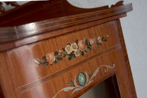 VERY PRETTY VICTORIAN SHAPED CHINA CABINET - ADDITIONAL PHOTO 6