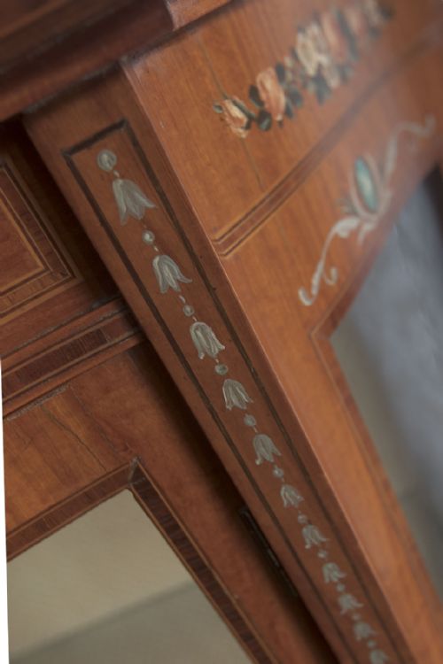 VERY PRETTY VICTORIAN SHAPED CHINA CABINET - ADDITIONAL PHOTO 7
