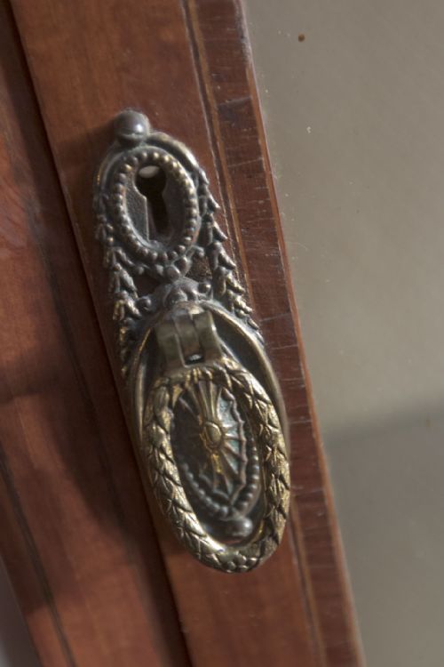 VERY PRETTY VICTORIAN SHAPED CHINA CABINET - ADDITIONAL PHOTO 9