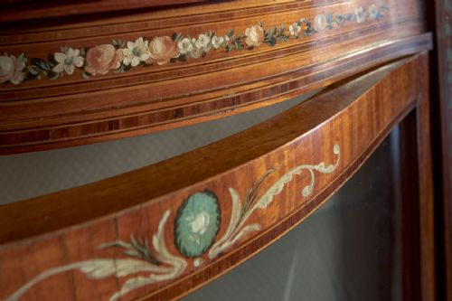 VERY PRETTY VICTORIAN SHAPED CHINA CABINET - ADDITIONAL PHOTO 12