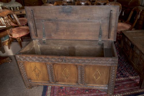 17TH CENTURY OAK COFFER - ADDITIONAL PHOTO 5