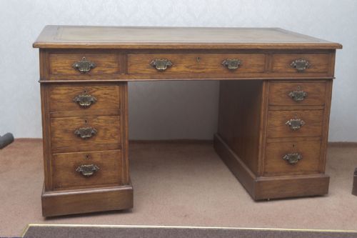 OAK KNEEHOLE DESK - ADDITIONAL PHOTO 1