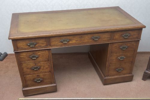 OAK KNEEHOLE DESK - ADDITIONAL PHOTO 2