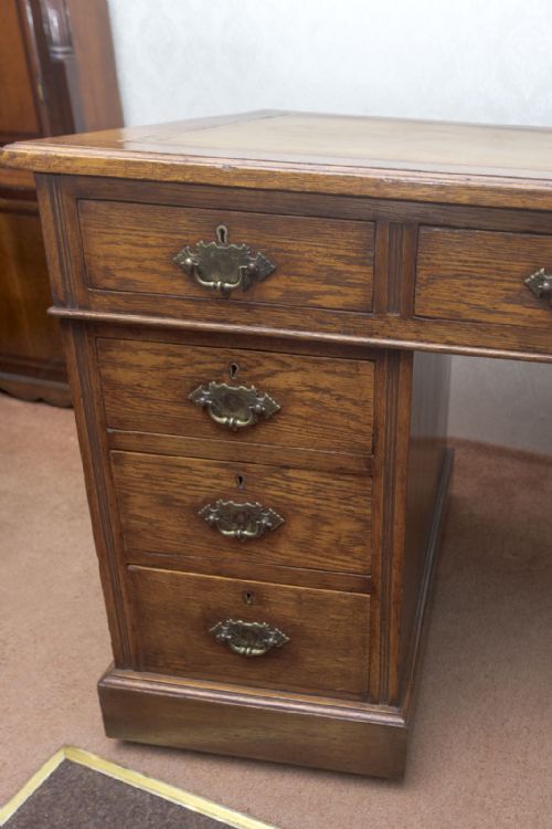 OAK KNEEHOLE DESK - ADDITIONAL PHOTO 4