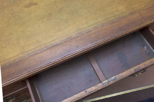 OAK KNEEHOLE DESK - ADDITIONAL PHOTO 5