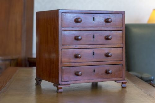 mahogany miniature chest of drawers - CATEGORY: ANTIQUE CHEST OF DRAWERS - DATED 19TH CENTURY