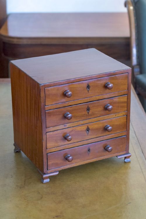 MAHOGANY MINIATURE CHEST OF DRAWERS - ADDITIONAL PHOTO 1