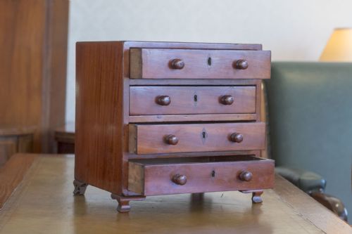 MAHOGANY MINIATURE CHEST OF DRAWERS - ADDITIONAL PHOTO 2
