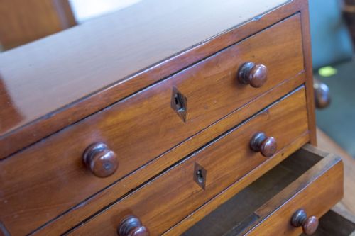 MAHOGANY MINIATURE CHEST OF DRAWERS - ADDITIONAL PHOTO 4