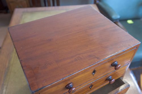 MAHOGANY MINIATURE CHEST OF DRAWERS - ADDITIONAL PHOTO 5
