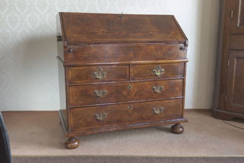 very good early 18th century walnut writing bureau of amazing quality - CATEGORY: ANTIQUE BUREAU - DATED 18TH CENTURY
