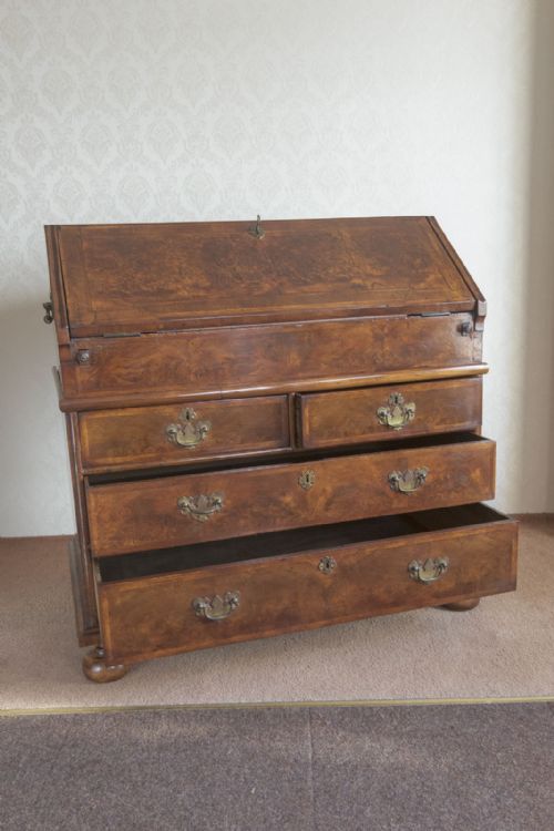 VERY GOOD EARLY 18TH CENTURY WALNUT WRITING BUREAU OF AMAZING QUALITY - ADDITIONAL PHOTO 1