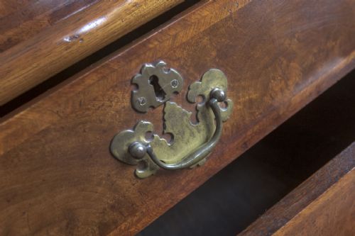 VERY GOOD EARLY 18TH CENTURY WALNUT WRITING BUREAU OF AMAZING QUALITY - ADDITIONAL PHOTO 2
