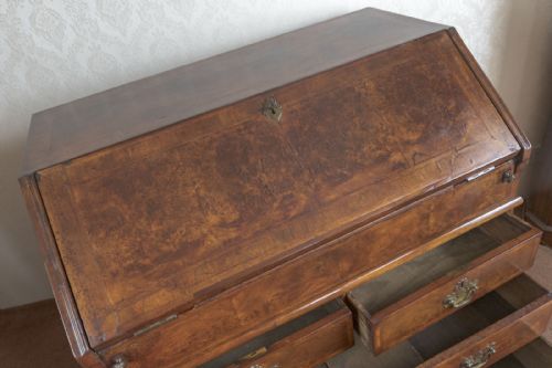 VERY GOOD EARLY 18TH CENTURY WALNUT WRITING BUREAU OF AMAZING QUALITY - ADDITIONAL PHOTO 3