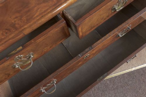 VERY GOOD EARLY 18TH CENTURY WALNUT WRITING BUREAU OF AMAZING QUALITY - ADDITIONAL PHOTO 4