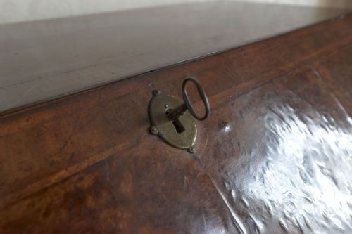 VERY GOOD EARLY 18TH CENTURY WALNUT WRITING BUREAU OF AMAZING QUALITY - ADDITIONAL PHOTO 5