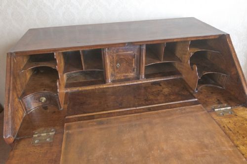 VERY GOOD EARLY 18TH CENTURY WALNUT WRITING BUREAU OF AMAZING QUALITY - ADDITIONAL PHOTO 7