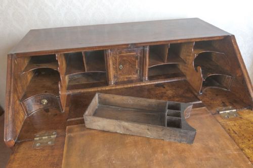 VERY GOOD EARLY 18TH CENTURY WALNUT WRITING BUREAU OF AMAZING QUALITY - ADDITIONAL PHOTO 8